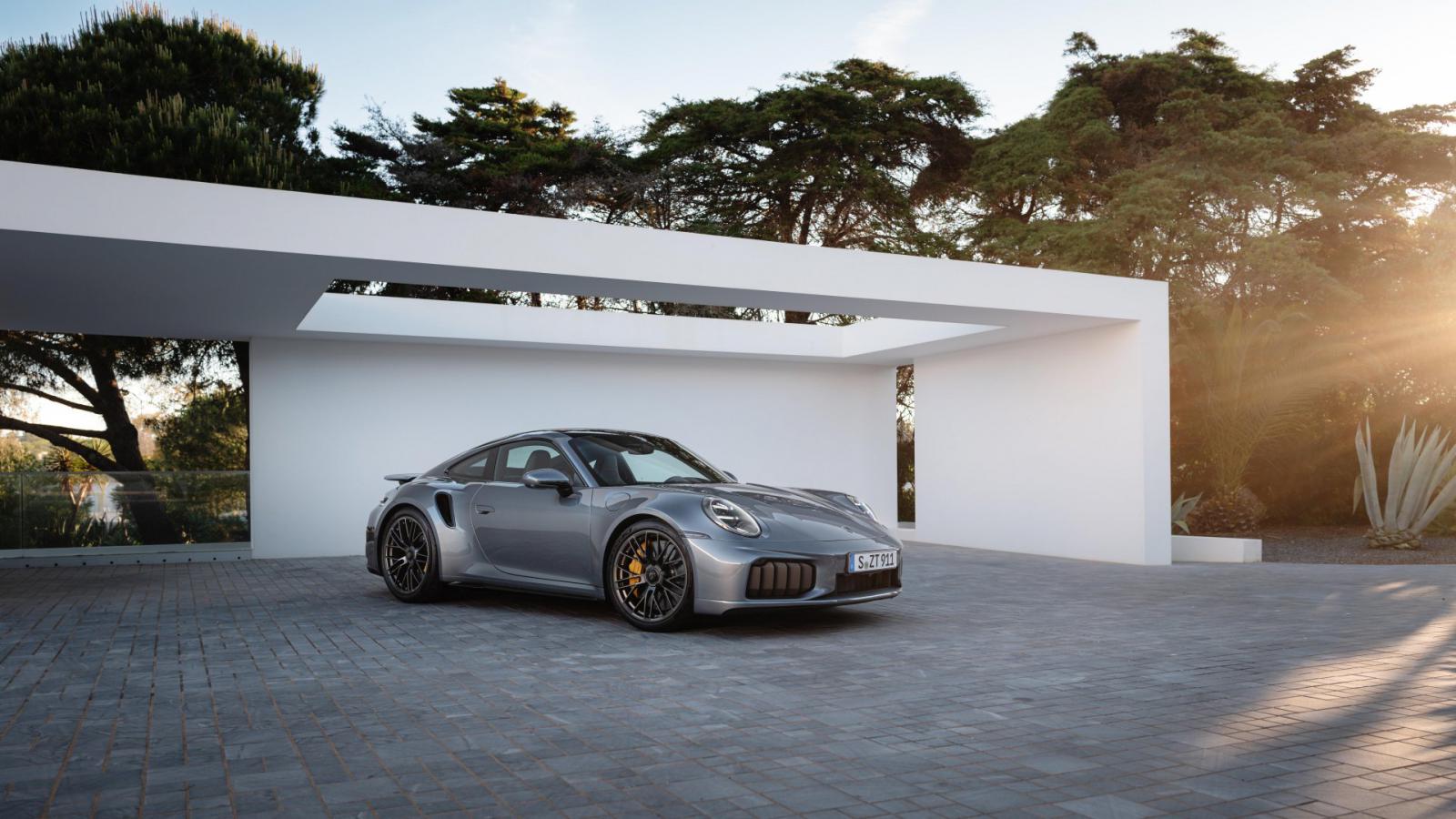 Η Porsche 911 Turbo S έγινε υβριδική με 711 άλογα 